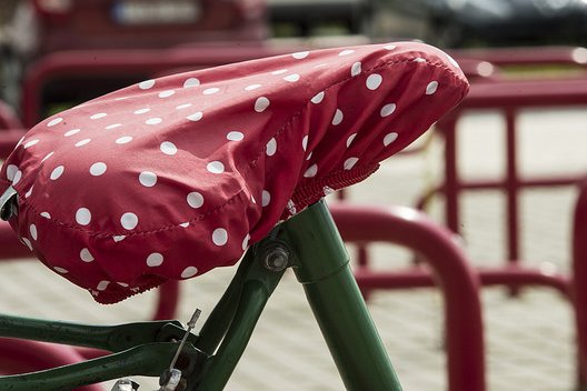 fietszadel met rood-met-witte-bollendoek erover