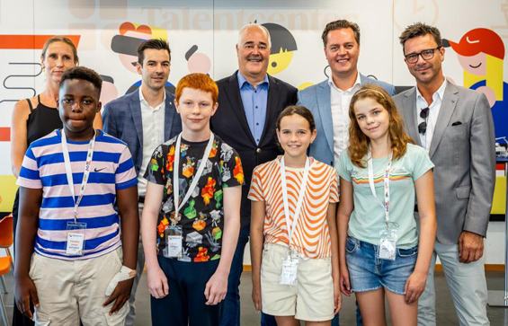 Tom Vandeput (gedeputeerde), Johann Leten (bestuurder Voka) en Ben Lambrechts (directeur Hogeschool PXL) en kinderen in het Talentcenter
