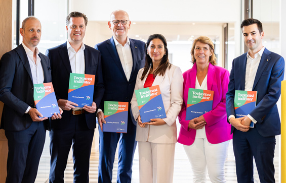 Tom Vandeput (gedeputeerde), Jos Lantmeeters (gouverneur), Zuhal Demir (minister) en Karin Van De Velde (voorzitter Voka) met de Toekomstinidcator 2023