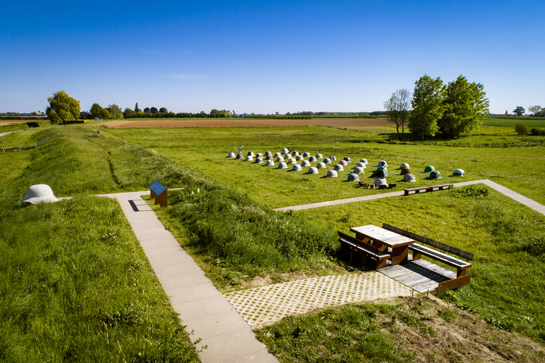 Herinneringspark Helmen in Halen breidt uit met extra helmen en picknickbank